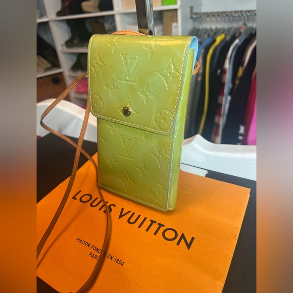 Authentic Louis Vuitton Vernis Crossbody - Picture 4 of 17
